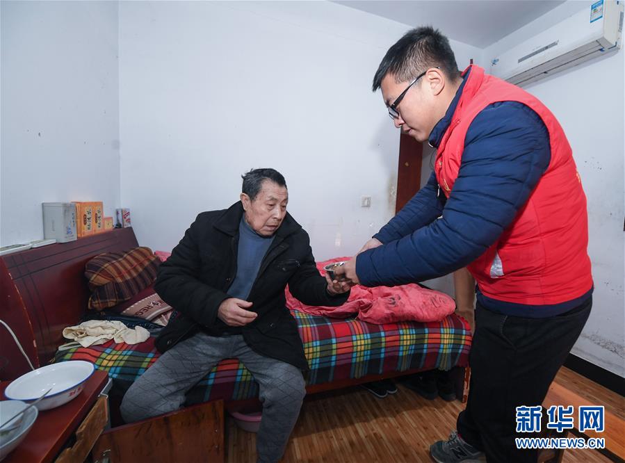 （新春走基層）（5）愛心志愿者送福到鄉(xiāng)村敬老院
