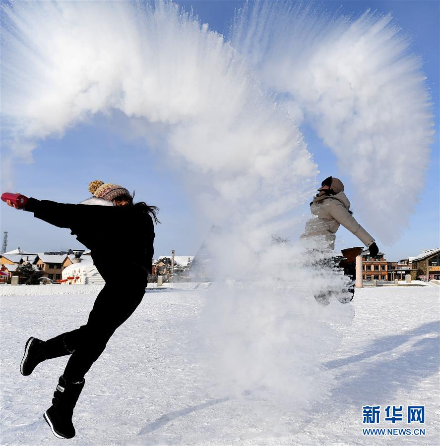 （社會）（3）漠河北極村：游客暢玩“潑水成冰”