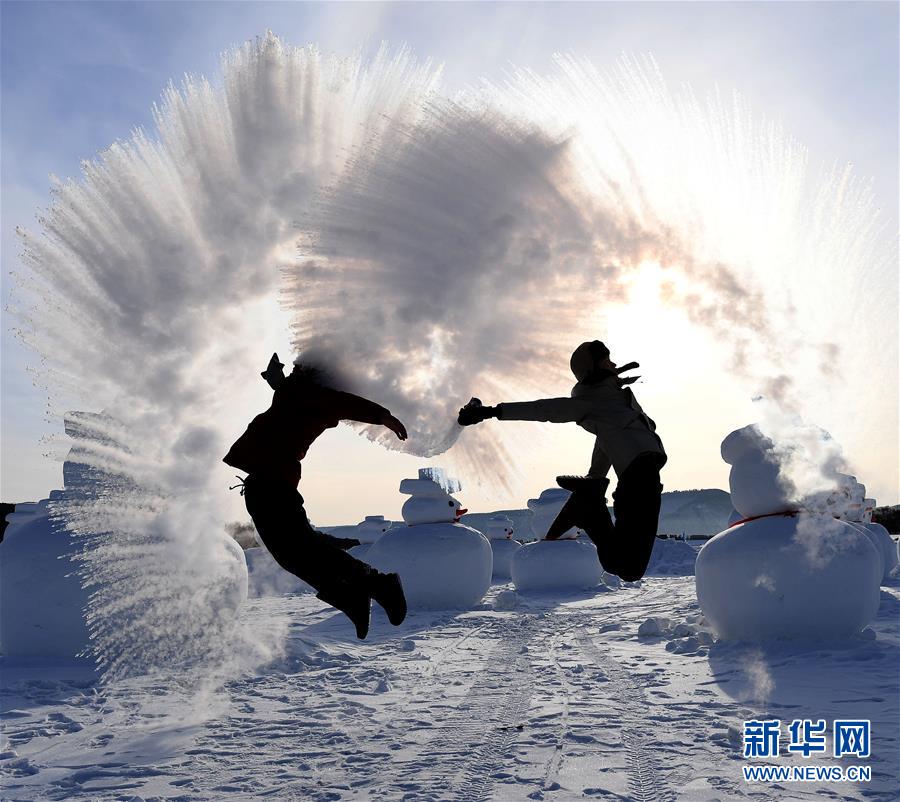 （社會）（4）漠河北極村：游客暢玩“潑水成冰”