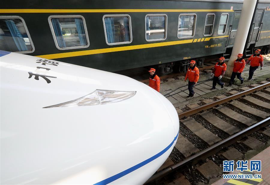 （關(guān)注春運）（1）列車卸污工：用辛苦換來潔凈