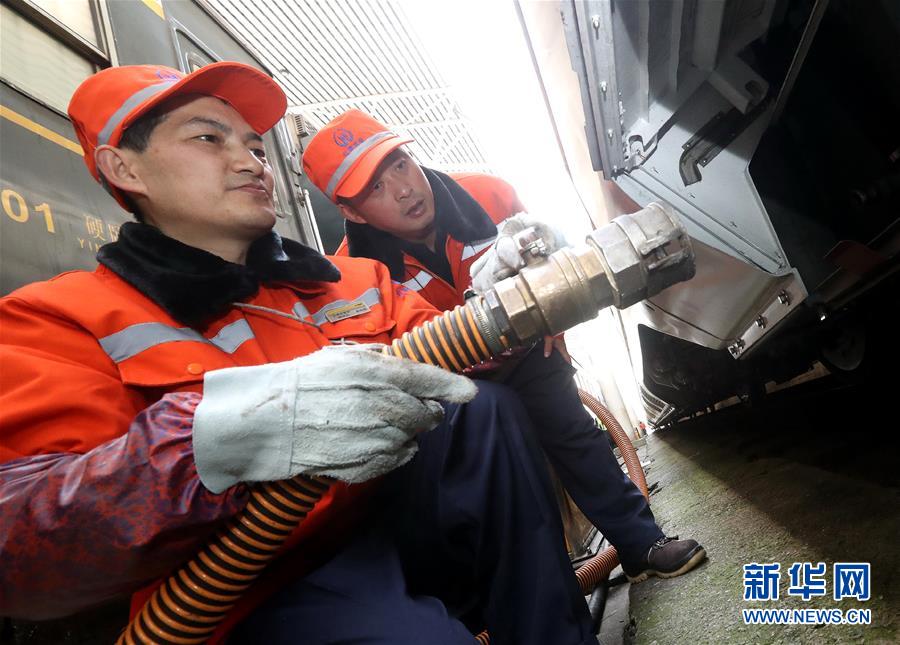 （關注春運）（4）列車卸污工：用辛苦換來潔凈
