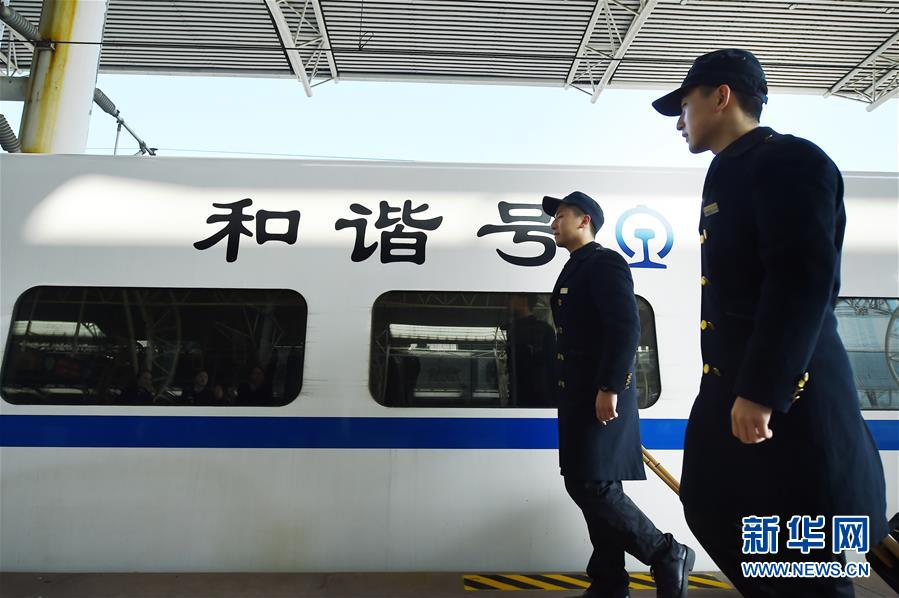 (關(guān)注春運·圖片故事)(2)“95后”雙胞胎列車安全員的故事