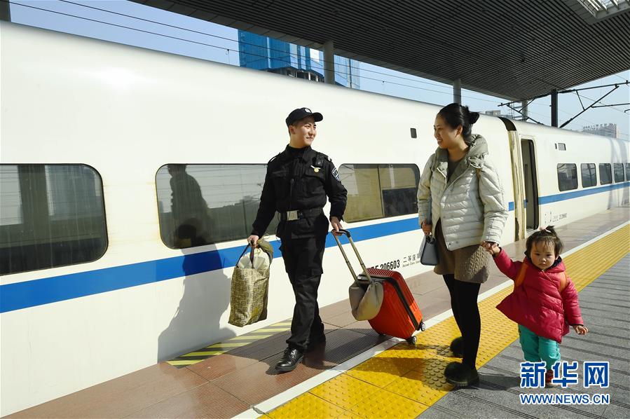 (關(guān)注春運·圖片故事)(6)“95后”雙胞胎列車安全員的故事