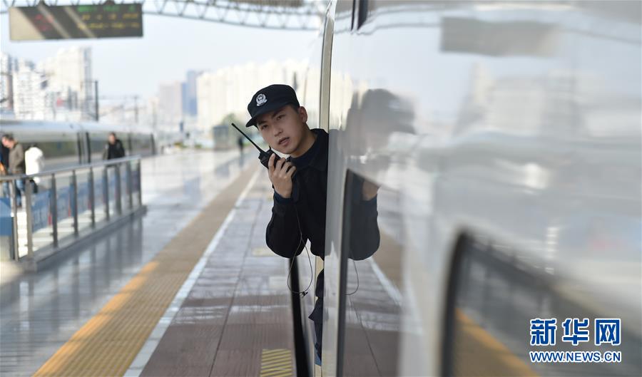 (關(guān)注春運·圖片故事)(5)“95后”雙胞胎列車安全員的故事