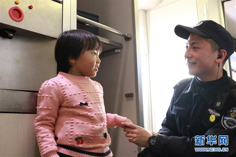 (關(guān)注春運·圖片故事)(7)“95后”雙胞胎列車安全員的故事