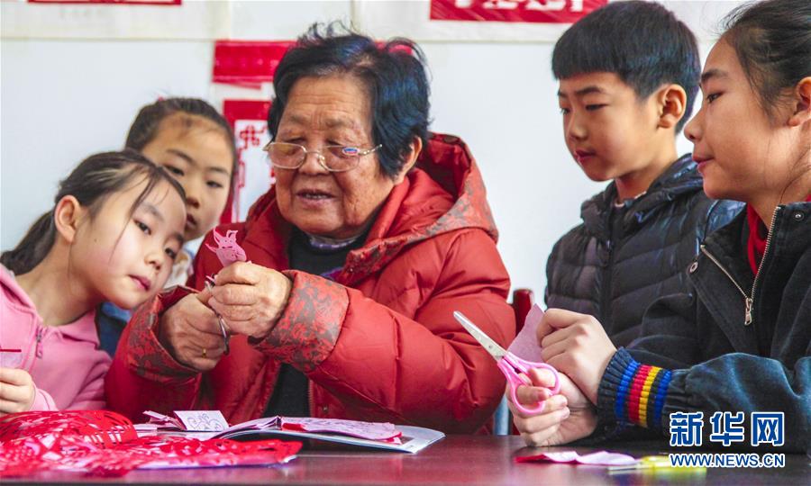 （社會(huì)）（1）河北永清：剪紙迎新年