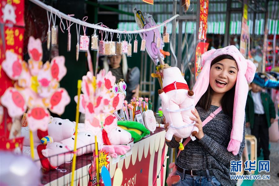 （圖文互動(dòng)）（2）年桔、年花、年菜里的“年味兒”——澳門年宵市場(chǎng)見聞