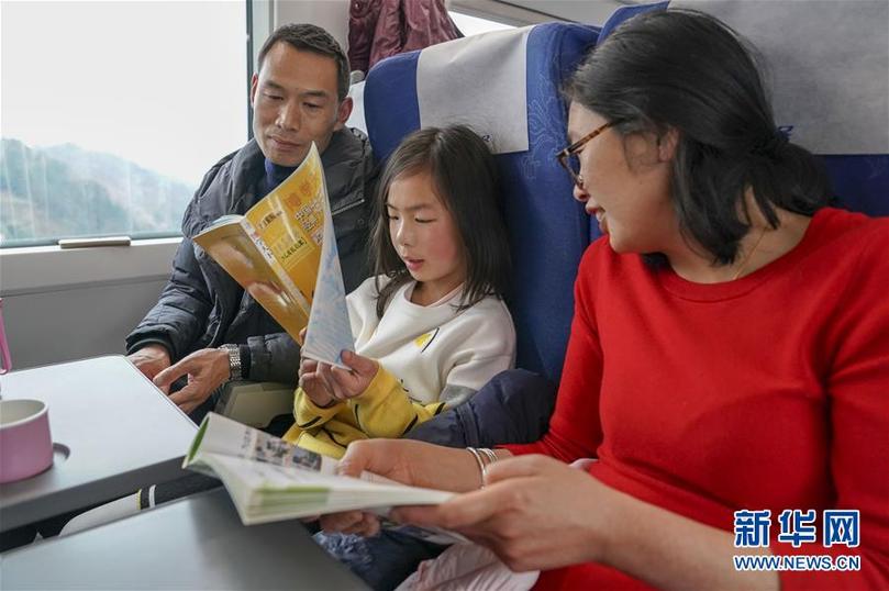 （關注春運）（1）重慶：動車流動書屋亮相 倡導書香伴旅途新風尚