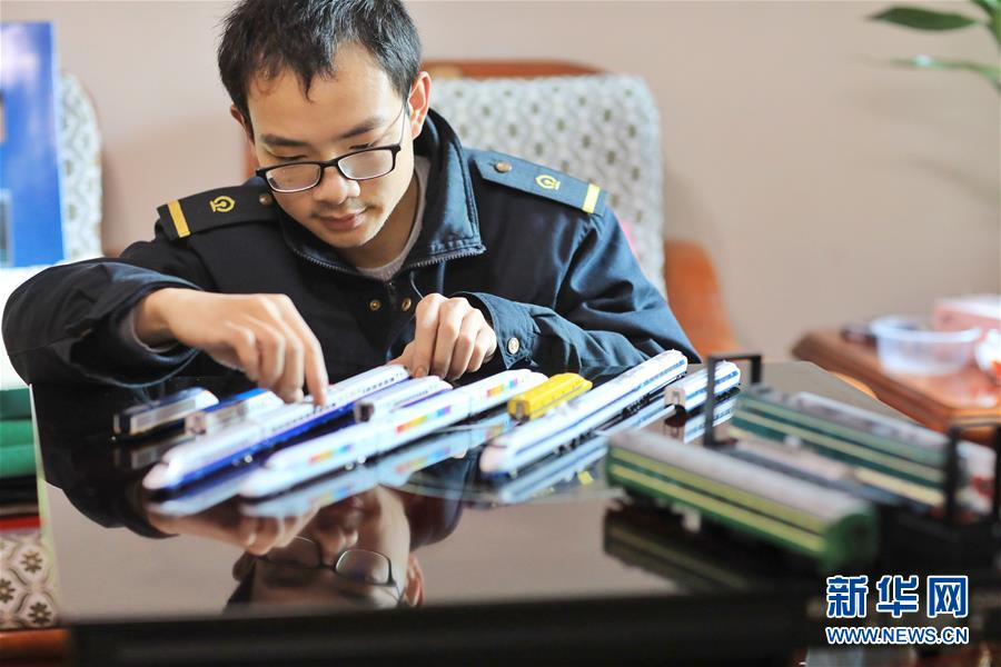 (社會(huì))(8)“火車迷”張宇琦的春運(yùn)