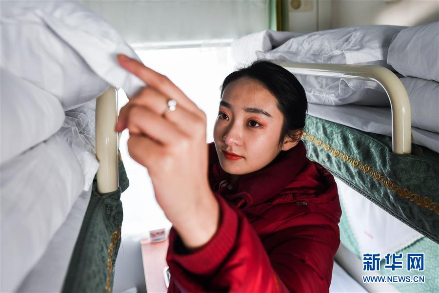 (關注春運)(12)新婚夫妻的站臺團聚