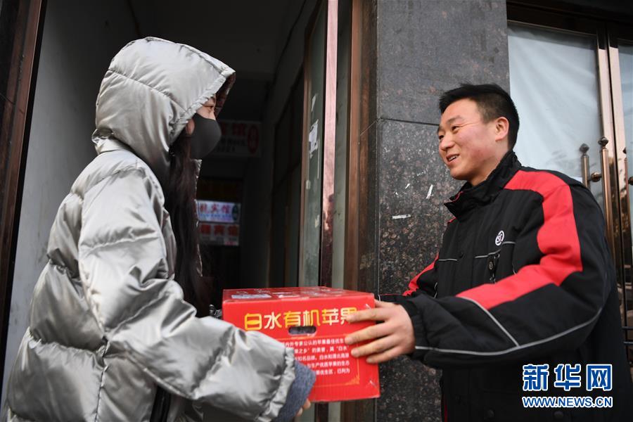 （新春走基層）（1）快遞小哥送貨忙