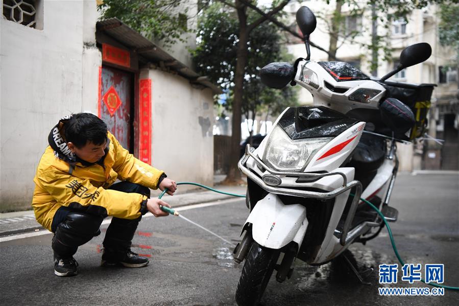 (新春走基層)(12)“春節快樂,你的外賣到了。”