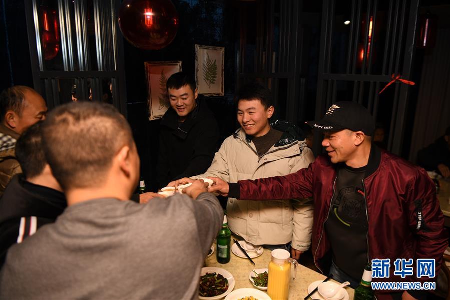 (新春走基層)(14)“春節快樂,你的外賣到了。”