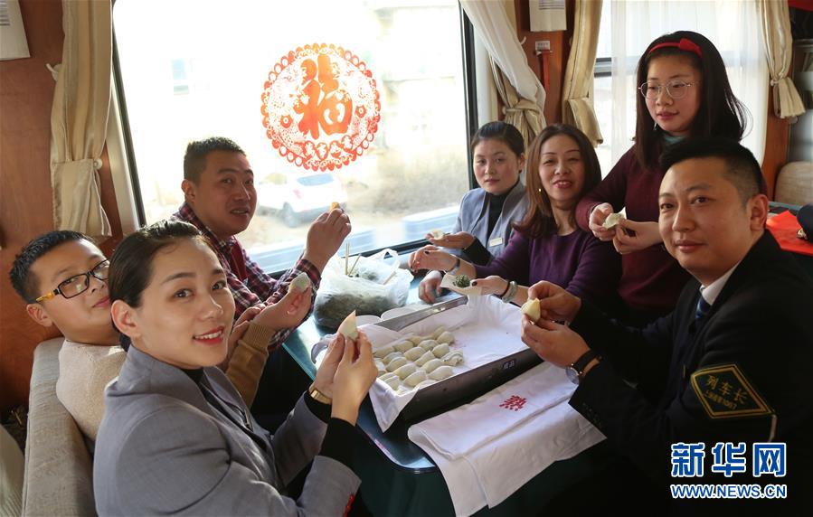 （新春走基層）（1）列車上過除夕