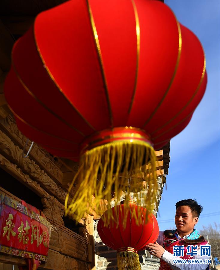 （新春走基層）（1）土鄉(xiāng)新居迎新春