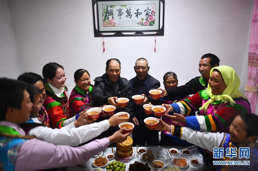 (新春走基層)(2)土鄉新居迎新春