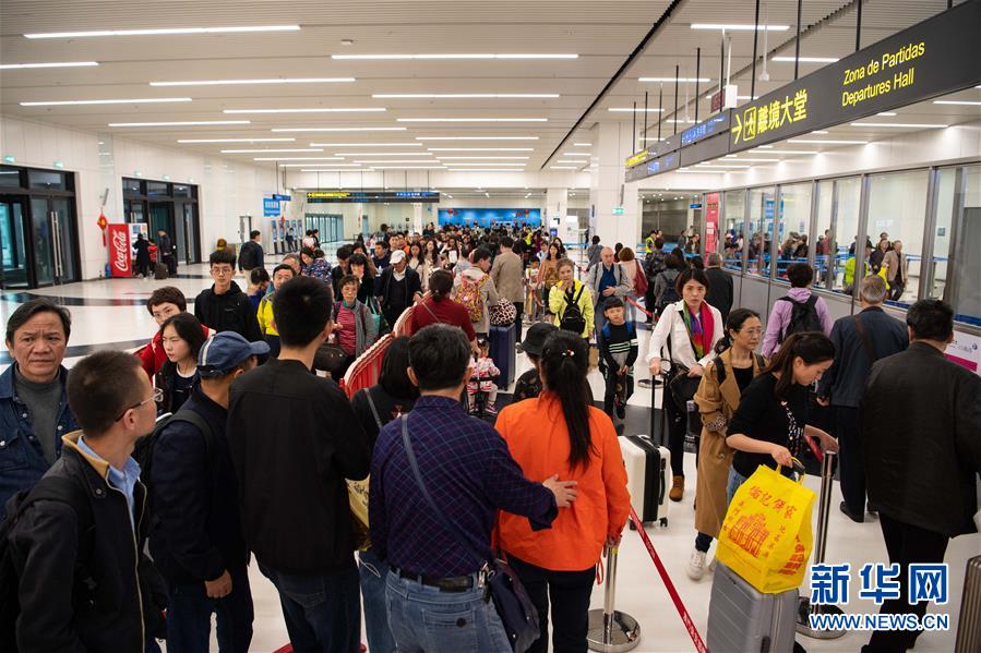 （XHDW）（3）港珠澳大橋澳門口岸迎來客流高峰