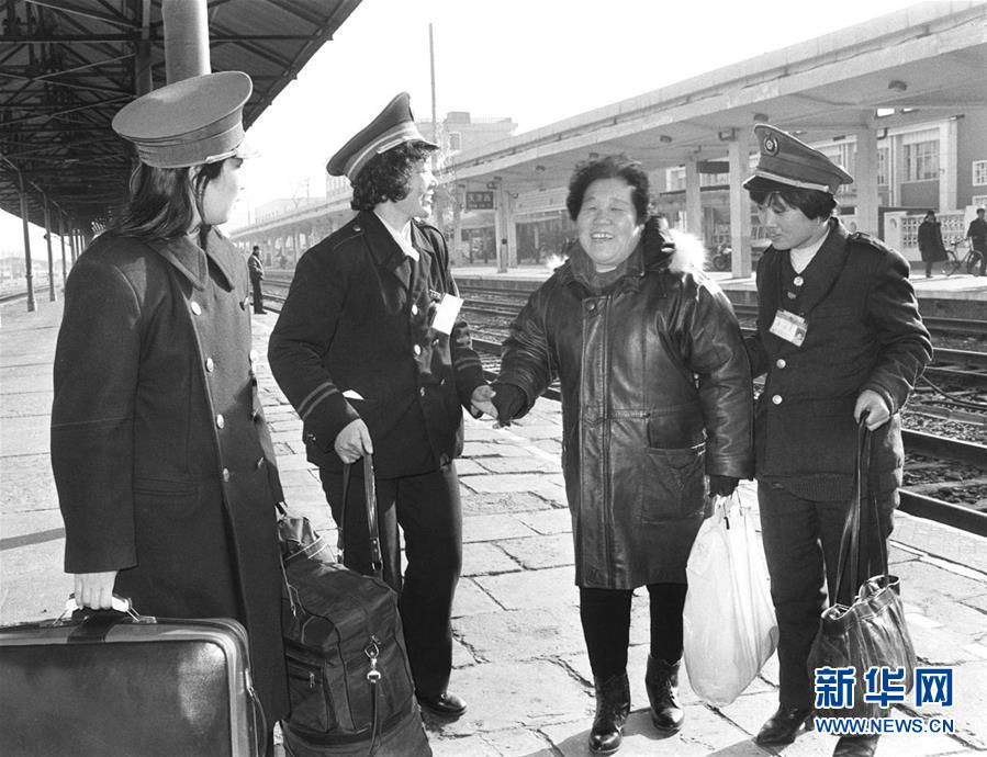(關(guān)注春運)(3)春運記憶:站臺
