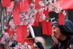 （國際）（1）好萊塢環(huán)球影城內(nèi)的“中國年味”