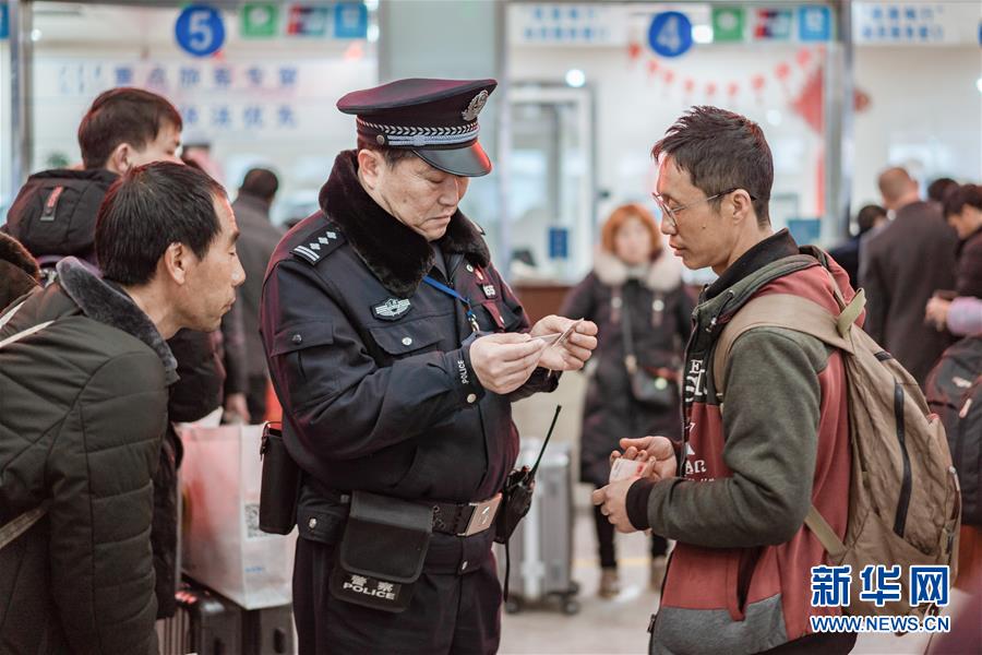 （新春走基層）（2）鐵警老孫的最后一次春運(yùn)