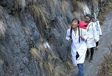 （新華全媒頭條·圖文互動）（1）大峽谷里的“背簍醫生”