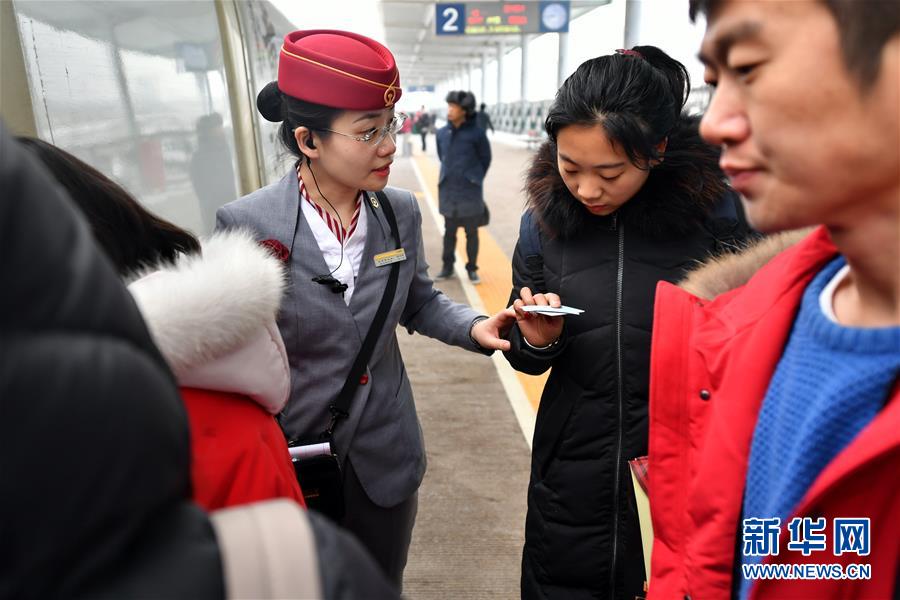 (新春走基層)(12)33次“向左走,向右走”