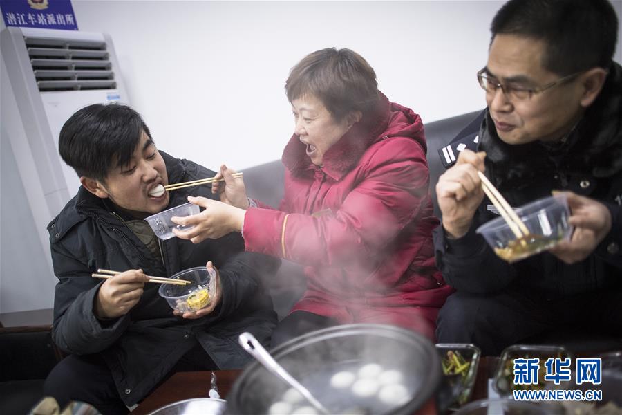 （新春走基層·圖片故事）（6）帶上好菜來看你
