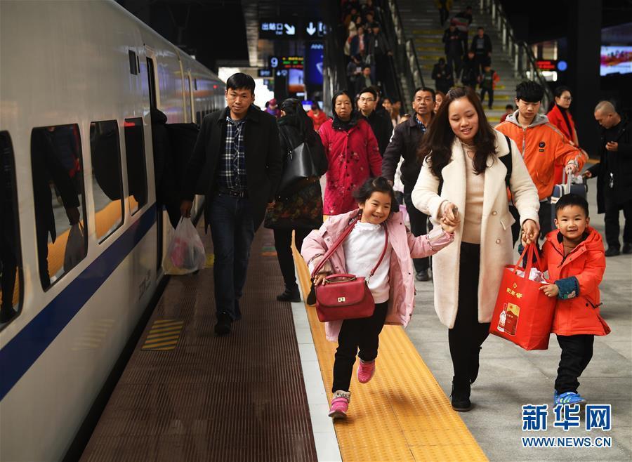 （社會(huì)）（1）全國(guó)鐵路迎來(lái)新一輪春運(yùn)客流高峰
