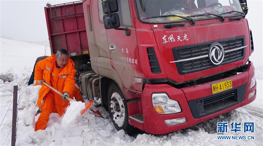 （圖文互動）（1）玉樹雪災區的脫困時刻 