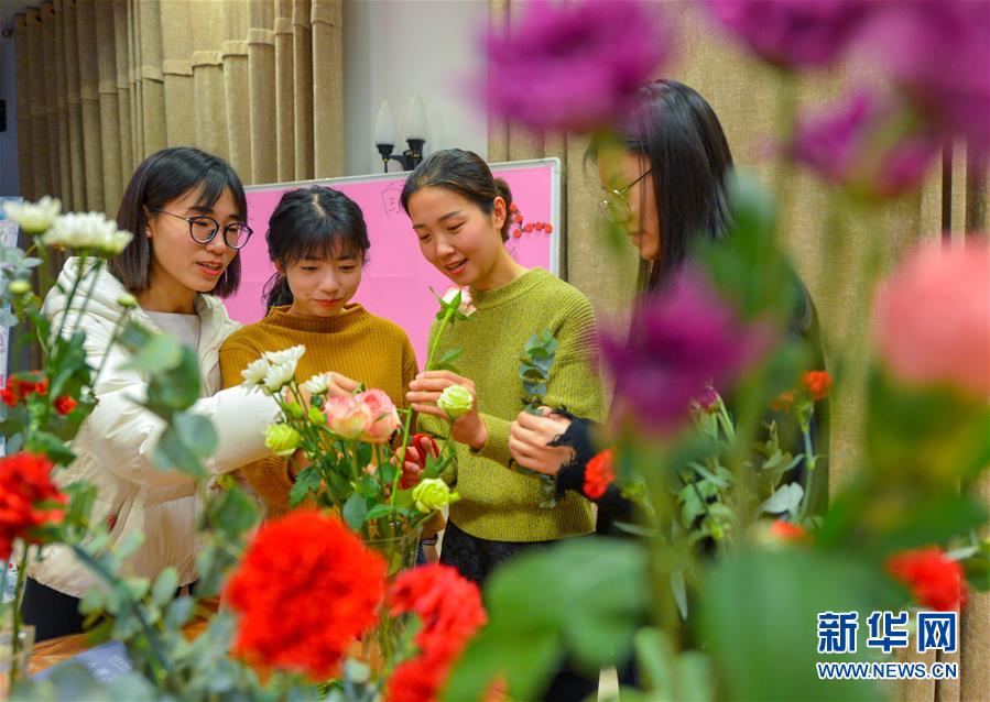（社會）巧手學插花 快樂慶“三八”