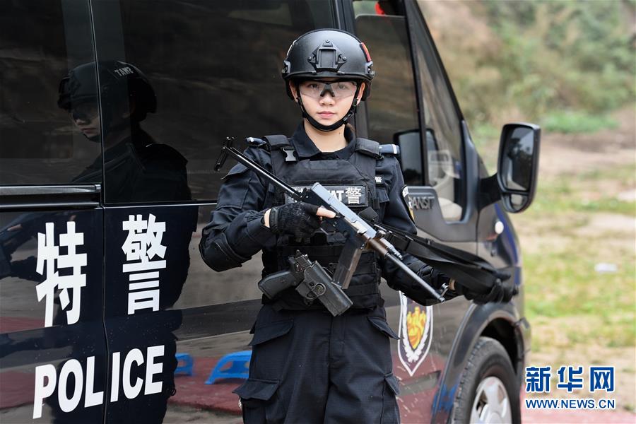 （中國網(wǎng)事·感動2019·圖文互動）（1）警花狙擊手：“不愛紅裝愛警裝”