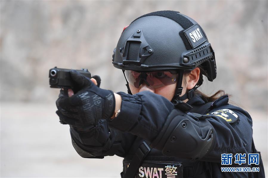 (中國網事·感動2019·圖文互動)(5)警花狙擊手:“不愛紅裝愛警裝”