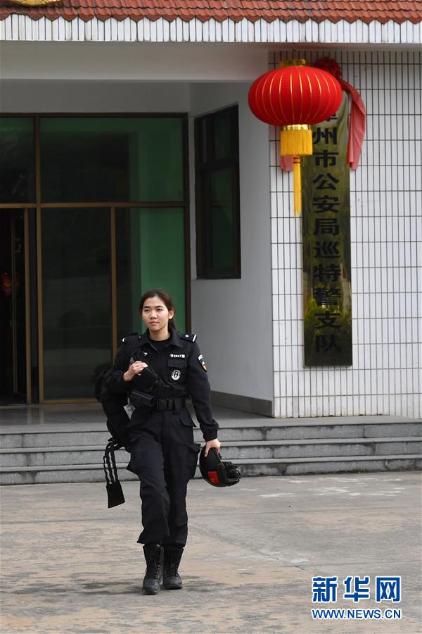 (中國網事·感動2019·圖文互動)(7)警花狙擊手:“不愛紅裝愛警裝”