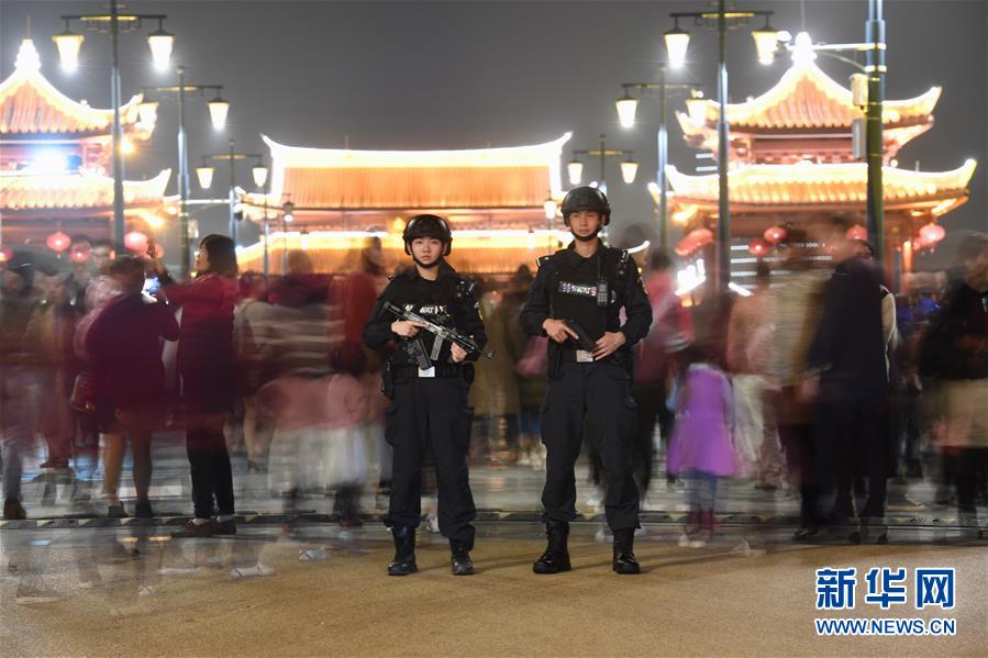(中國網事·感動2019·圖文互動)(8)警花狙擊手:“不愛紅裝愛警裝”