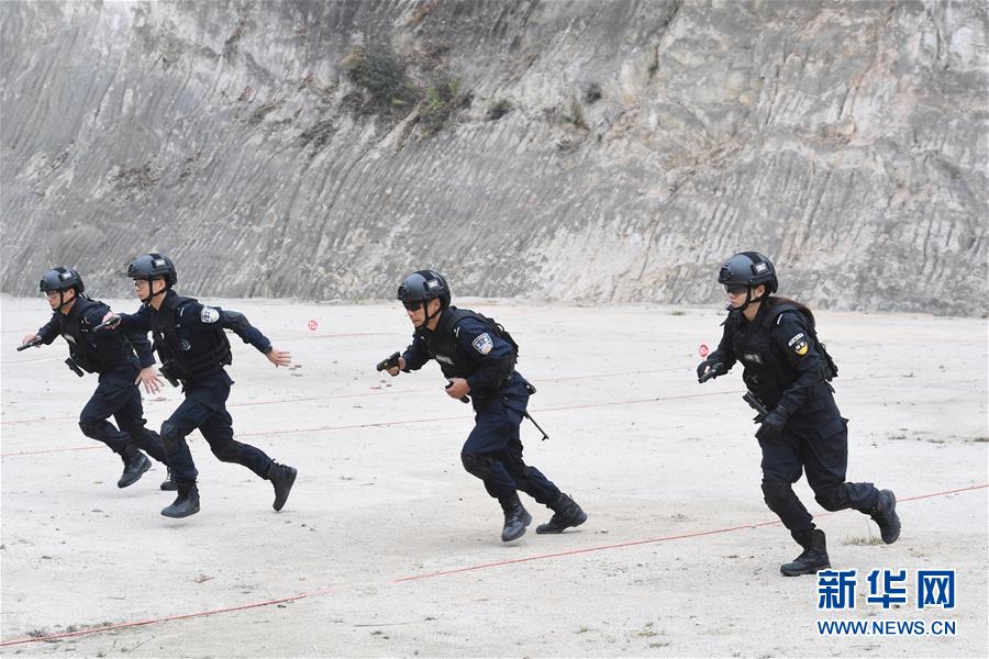 (中國網事·感動2019·圖文互動)(8)警花狙擊手:“不愛紅裝愛警裝”