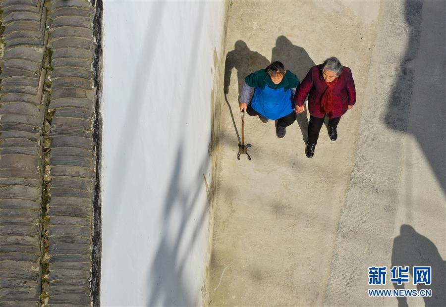 (社會(huì))(2)“86歲”和“72歲”的鄰里姐妹情