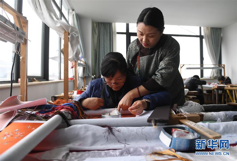 (圖片故事)(2)江蘇:母女傳承蘇繡技藝 傳播中國(guó)文化