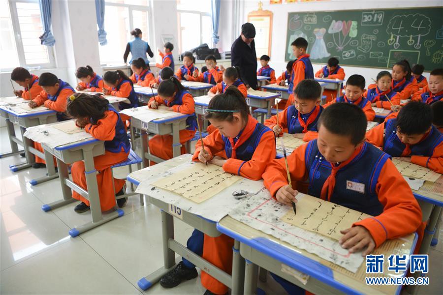 （社會(huì)）（1）筆尖上的非遺：感受蒙古文書法之美