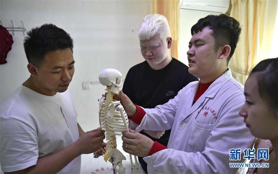 （圖片故事）（2）盲人王微：只要不斷努力，生活就有希望
