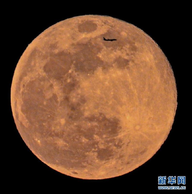(鏡觀中國·新華社國內新聞照片一周精選)(6)穿月而過