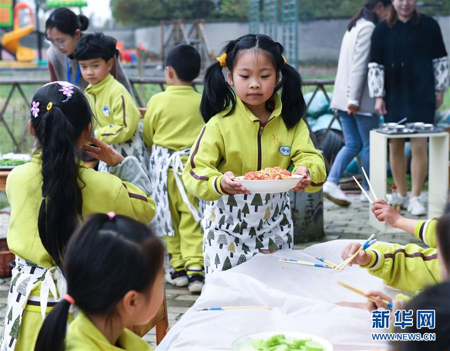 (教育)(1)幼兒園里的“田園餐桌”