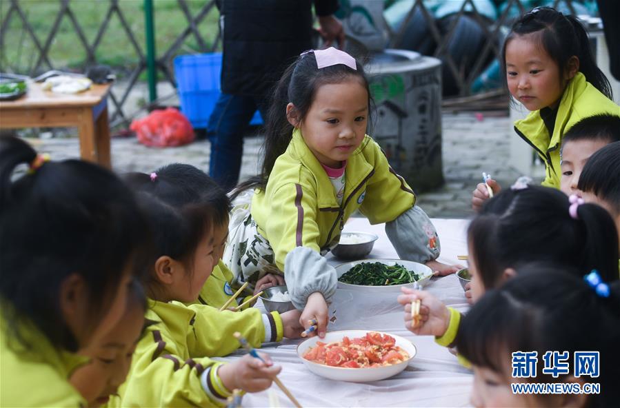 (教育)(8)幼兒園里的“田園餐桌”