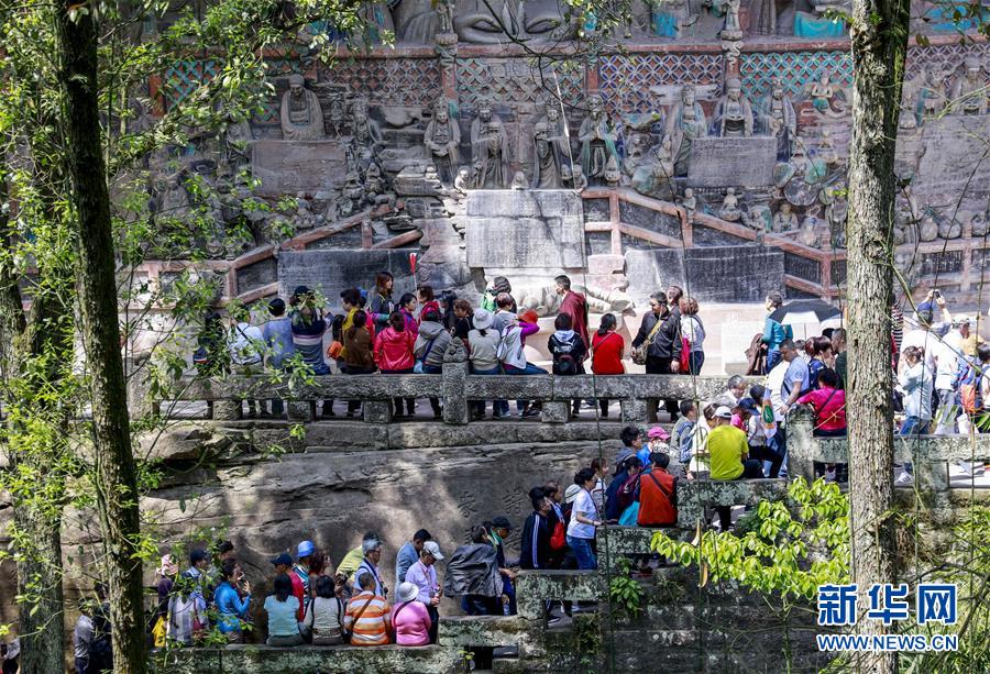 (社會(huì))(2)重慶大足石刻景區(qū)迎來旅游旺季