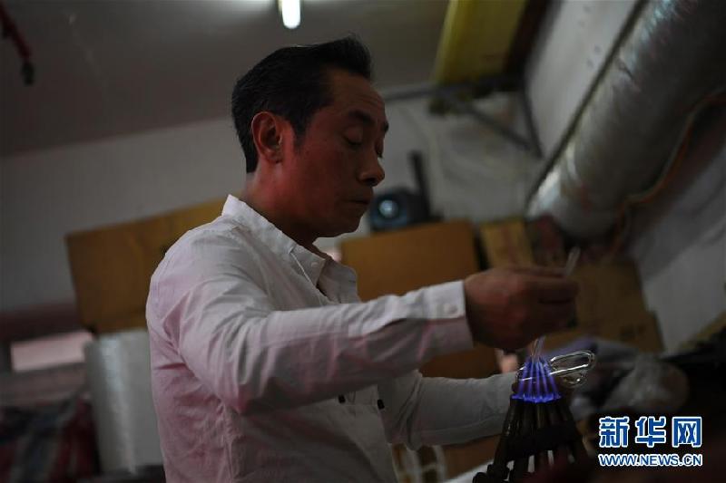 (港澳臺·香港故事·圖文互動)(7)霓虹燈招牌:點亮昔日“夜香港”