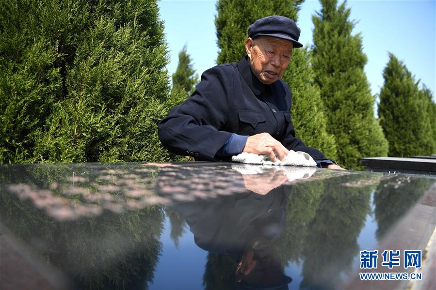 （圖片故事）（4）八旬守墓人：71年如一日守護英靈