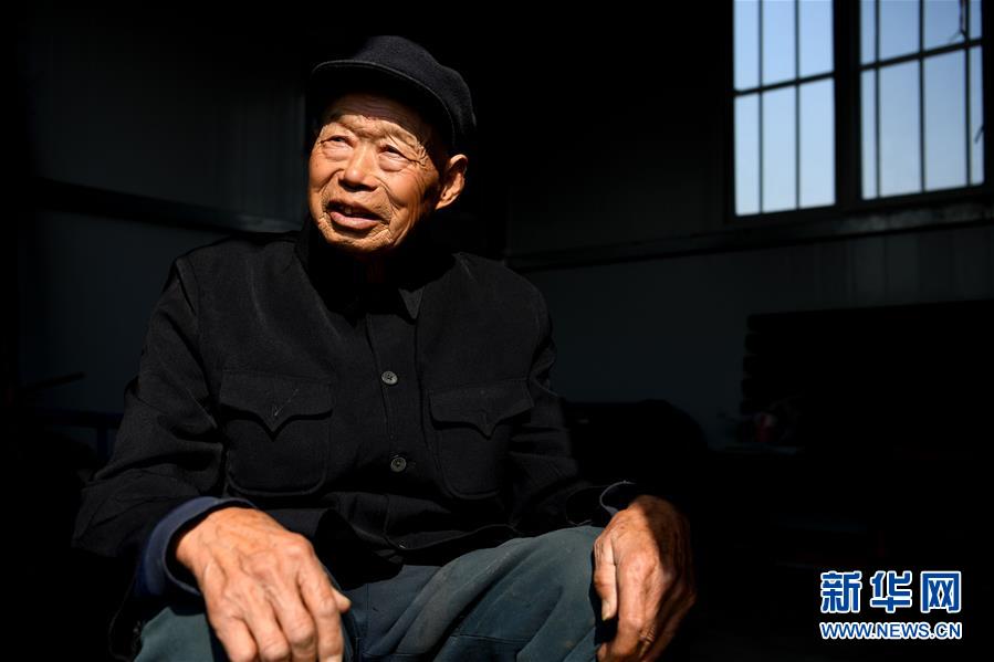 （圖片故事）（8）八旬守墓人：71年如一日守護英靈