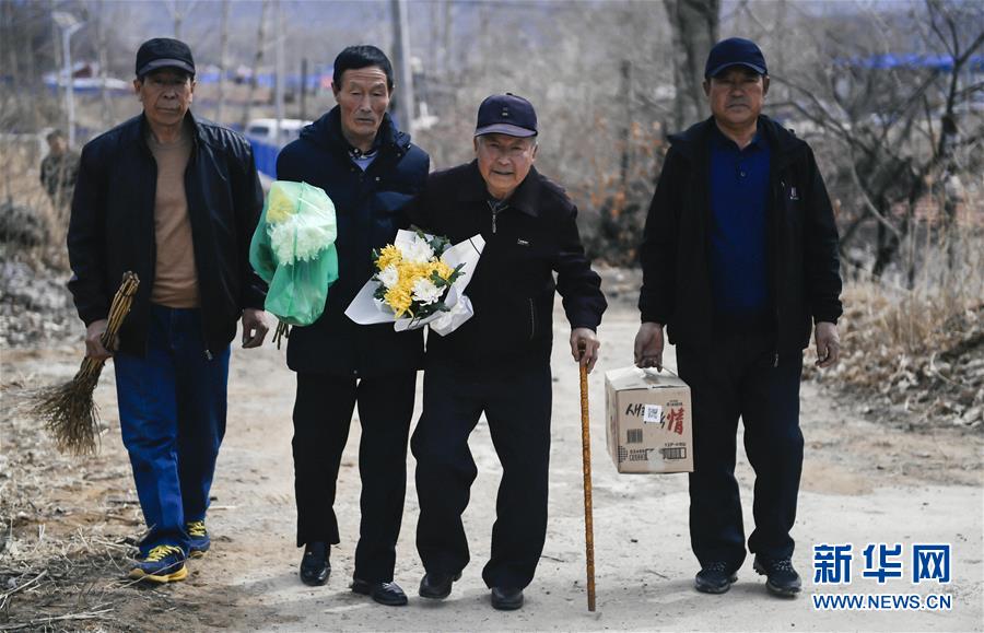 (圖片故事)(3)念英雄,默默祭掃六十載