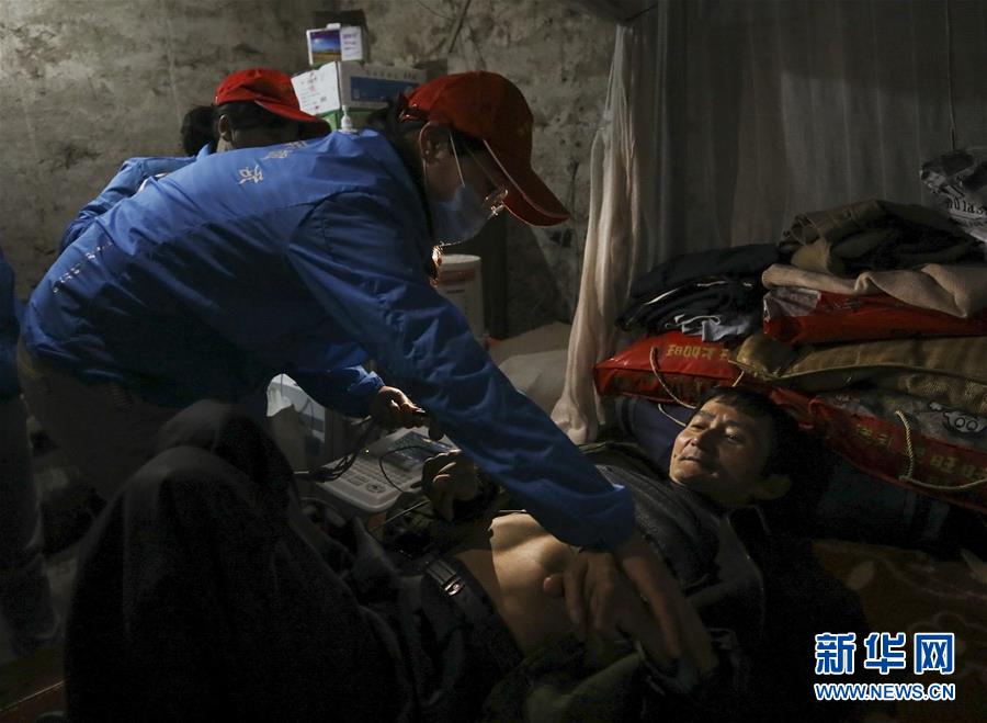 (圖片故事)(20)重慶九龍坡的“背簍醫生”