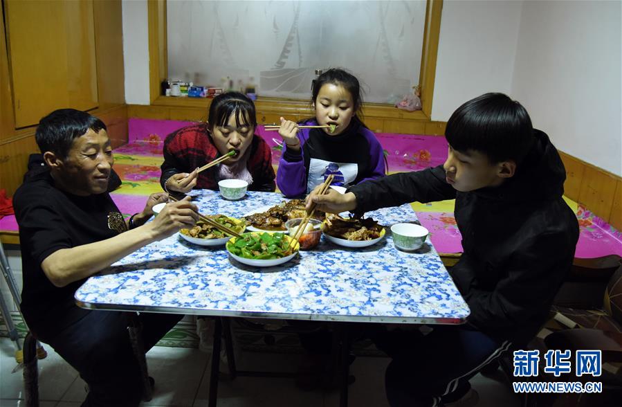 （在習近平新時代中國特色社會主義思想指引下——新時代新作為新篇章·圖文互動）（4）腳下有路 心中有志 生命有光——殘疾夫妻“跑贏”脫貧沖刺