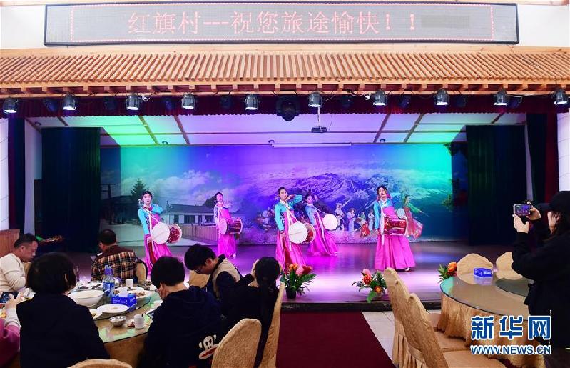 （壯麗70年·奮斗新時(shí)代·圖文互動(dòng)）（1）長(zhǎng)白山下，有這樣一面鄉(xiāng)村旅游“紅旗”
